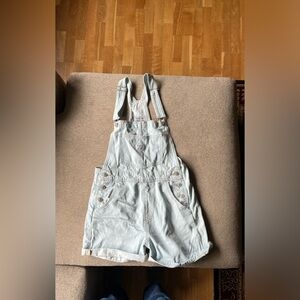 Levi’s overall shorts light wash